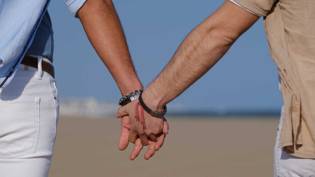 Deux hommes qui se tiennent la main