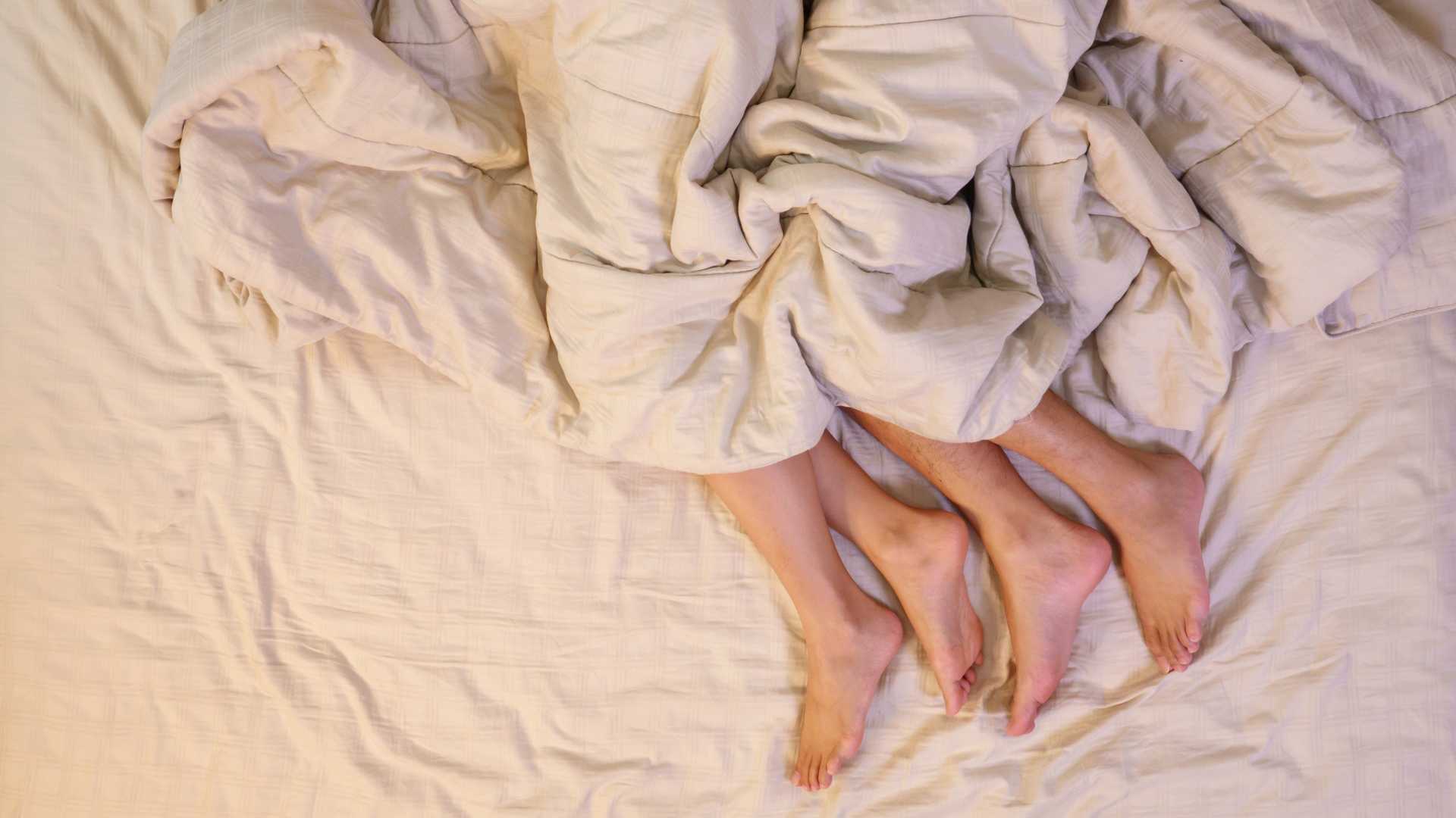 Couple dans un lit