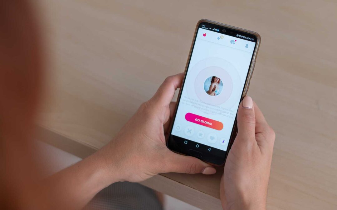 Mon avis sur Tinder vs Badoo : quel est le meilleur pour des liaisons discrètes