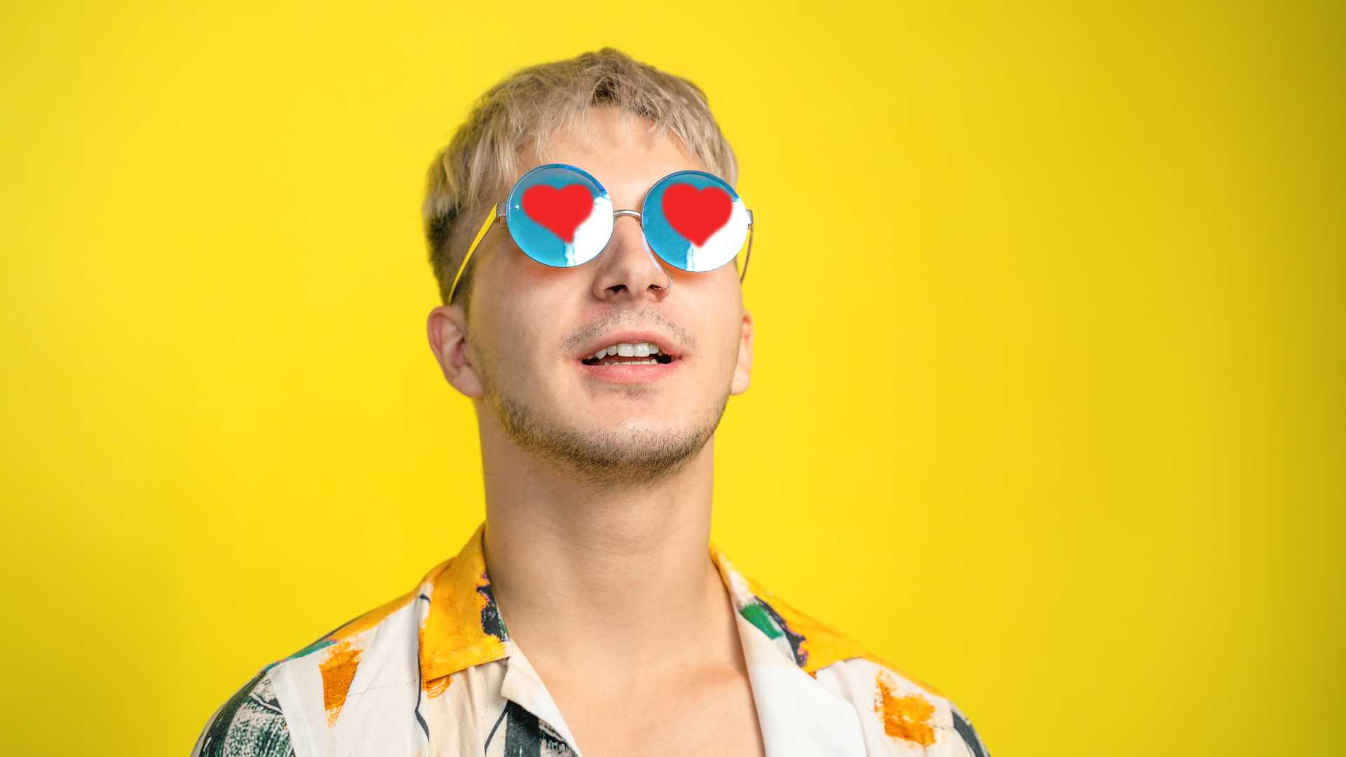 homme avec des cœurs dans les yeux